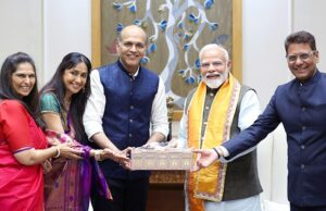 Ashutosh Gowariker y Sunita Gowariker invitan al primer ministro Narendra Modi a la gran boda de su hijo Konark: Bollywood News