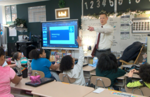 Noticias 8 Visitas Escuela No. 33 para World Leer en voz alta Día