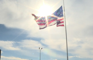 La disputa de la bandera estadounidense de Camping World conduce a ataques escritos contra los empleados de la ciudad, dicen las autoridades