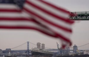 El forro histórico del océano sale de Filadelfia en el viaje para convertirse en el arrecife artificial más grande del mundo