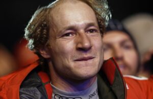 Marco Odermatt muestra un corte de cabello inusual en los campeonatos mundiales de esquí