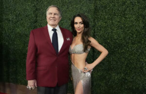 Bill Belichick aparece a los honores de la NFL con una novia de 24 años, quien es asado por Snoop Dogg
