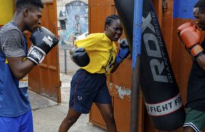 Le dijeron que sus mujeres no deberían boxear. Ahora ella es la primera campeona mundial de Ghana