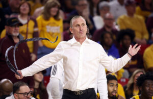 El amor de Caleb Love de Arizona, el entrenador de ASU, Bobby Hurley, pierde empate y saca al equipo de la cancha en el acalorado juego de rivalidad