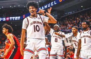 AP Top 25: Auburn sosteniendo fuerte sobre la encuesta de los hombres; Pretemporada No. 1 Kansas fuera