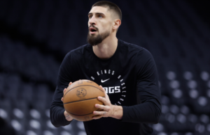 Los Lakers firmarán a los 7 pies Alex Len después de que Mark Williams se desmorone, Christian Wood renunció