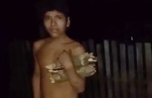 El hombre indígena aislado hace un breve contacto con el mundo exterior, luego regresa a la tribu en la selva amazónica