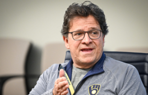 El propietario de los cerveceros Mark Attanasio cuestiona su propósito: ganar o 'proporcionar un verano de entretenimiento' para los fanáticos?