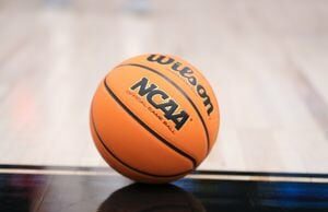 Florida se eleva en la encuesta de baloncesto Top 25 de AP