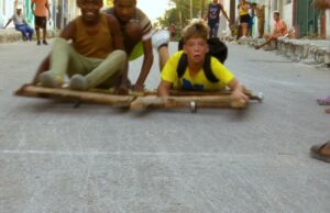 Las calles de La Habana se convierten en carreras en este emocionante retrato de niños en juego