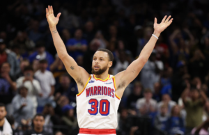 Los Warriors 'Stephen Curry Otorches Magic por 56 puntos en el aniversario de nueve años del icónico ganador del juego OKC