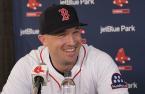 Alex Bregman presentado oficialmente por Red Sox, Alex Cora no se comprometerá con qué posición jugará
