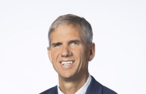 El asesor general de AMC Entertainment, Kevin Connor, se retirará después de 23 años de servicio a la empresa; Edwin Gladbach, vicepresidente, legal, nombrado asesor general interino