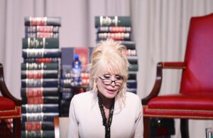 Dolly Parton habla sobre el plan de Indiana para defundir su programa de alfabetización infantil