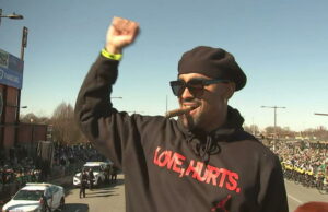 Jalen Hurts Sports “Amor, Hurts” sudadera durante el Super Bowl 2025 Desfile de Eagles