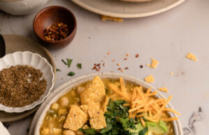 Póngase acogedor con este chile de garbanzos blancos vegetarianos