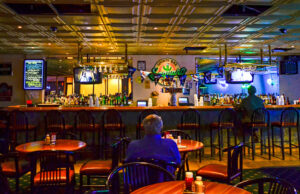 Los bares deportivos se centran en la comida para llevar en el domingo del Super Bowl