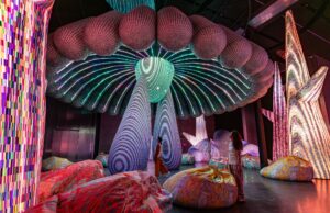 Una instalación inmersiva monumental por eness provoca alegría y unión: colosal