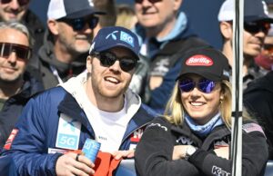 Aleksander Aamodt Kilde felicita a la compañera Mikaela Shiffrin por la victoria número 100 de la Copa Mundial de esquí alpino mientras revela una cirugía de hombro