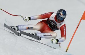 Campeón mundial Franjo von Allmen bordes Marco Odermatt en el barrido de podio suizo de la Copa Mundial Downhill