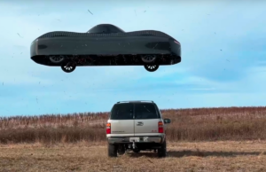 Los primeros autos voladores del mundo saltan sobre el vehículo en la prueba pública