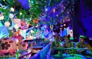 Disneyland en California para agregar nuevas letras al viaje 'It's a Small World'