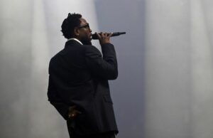 Kendrick Lamar sale al campo para el show de medio tiempo del Super Bowl LIX