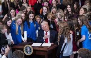 Los obispos católicos elogian la orden ejecutiva de Trump, prohíben a los hombres de los deportes de las mujeres