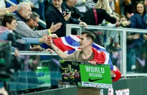 Jakob Ingebrigtsen rompe la milla interior y los récords mundiales de 1,500 metros en la misma carrera