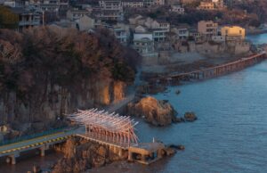 Las cuchillas mínimas aleten en la brisa en una instalación de la costa en la isla Chaishan de China – Colossal