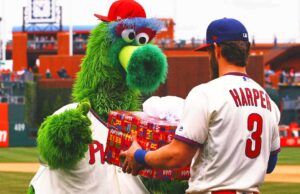 Bryce Harper inmortaliza su amor por Phillie Phanatic con un nuevo tatuaje