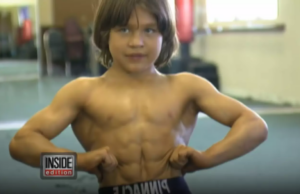 El niño más fuerte del mundo conocido como 'Little Hercules' ahora vive un estilo de vida muy diferente 25 años después, otro