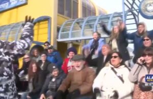 Los niños celebran la emoción de Fur Rondy en las carreras de perros de trineo del campeonato de mundo abierto