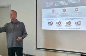 Presentación de la instalación deportiva interior hecha a la Junta de Fort Smith
