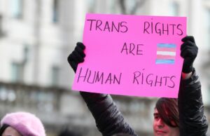 Iowa puede convertirse en el primer estado en revocar las protecciones de discriminación trans existente