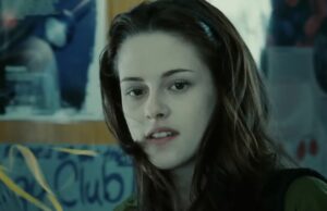 La divertida historia detrás de cómo una réplica de Kristen Stewart de tamaño natural obtuvo algunas estrellas crepusculares en 'Trouble' en el set