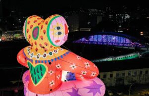 Figuras fantásticas iluminan edificios urbanos en los murales e instalaciones de Amanda Lobos – Colosal