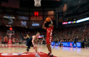 Brice Williams de Nebraska elige los bolsillos de Michigan y arroja una mermelada salvaje