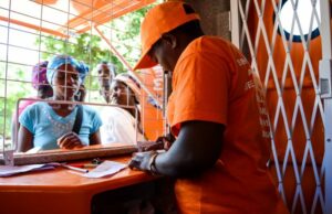 Cuesta más enviar dinero al África subsahariana que en cualquier otro lugar del mundo: estas compañías están tratando de cambiar eso
