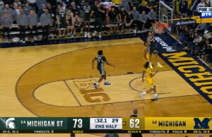 Jaden Akins del estado de Michigan arroja a Dunk para sellar ganar contra Michigan