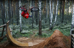 VIDEO: Dirita loca saltando del piloto ruso Ivan Makushev en 'Otro mundo'