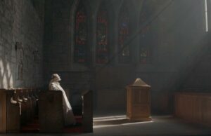 A través de rituales de oración, un monje cultiva un concepto de libertad silenciosamente radical