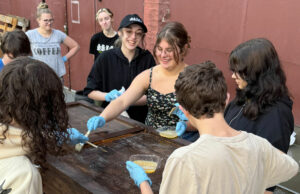 El programa de la escuela secundaria prepara el escenario para carreras teatrales