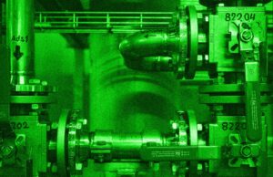 El mundo está en una crisis de poliéster. Una compañía está tratando de reciclar una salida