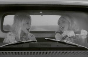 Dolly Parton armoniza con Sabrina Carpenter para el lindo y limpiado Redux de 'Por favor, por favor, por favor'