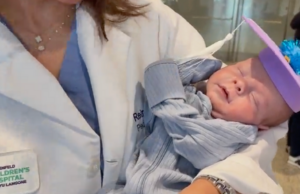 El bebé tiene el marcapasos más pequeño del mundo implantado para tratar la afección cardíaca peligrosa