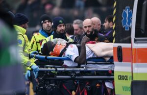 Moise Kean: ex delantero de Everton llevado al hospital después de colapsar mientras jugaba para Fiorentina | Noticias de fútbol