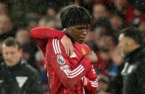 Reloj de Ref: El defensor de Man Utd Patrick Dorgu envió correctamente para un desafío 'realmente malo' contra Ipswich | Noticias de fútbol