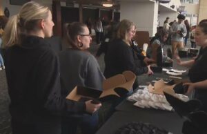 Los equipos de Pittsburgh marcan a las niñas y mujeres nacionales en el Día del Deporte por equipo de empaque para estudiantes atletas