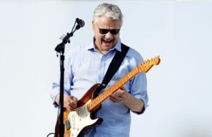 Steve Miller toca 'Fly Like An Eagle' con músicos de todo el mundo